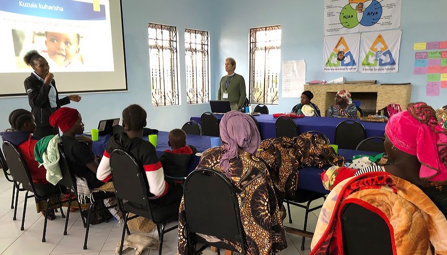 Bill Goldman, MD ’75, BA ’72, leads workshop for mothers in Tanzinia