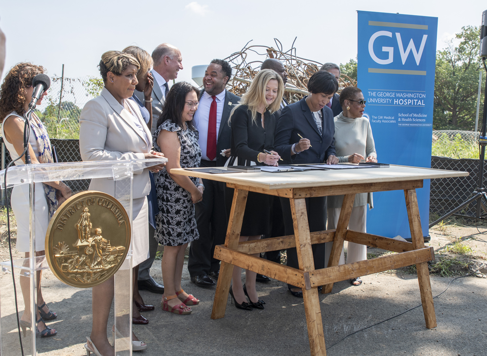 GW and DC Mayor sign agreement for GW to run new hospital at St. Elizabeth’s site